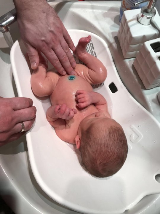 Как подмывать новорожденного в роддоме. Ванночка Puj для раковины. Подмывание девочек новорожденных. Подмывание новорожденного ребенка. Новорожденного ребенка подмывают.