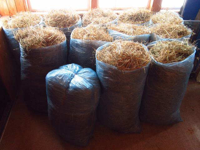 Авито объявления сено. Сено в мешках. Мешки для тюков сена для лошадей. Хранения сена для кроликов.
