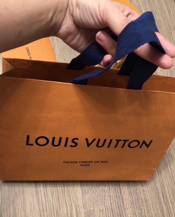 Пакет луи виттон. Пакет и коробка Louis Vuitton. Коробка Louis Vuitton оригинал. Луи Виттон коробка оригинал.