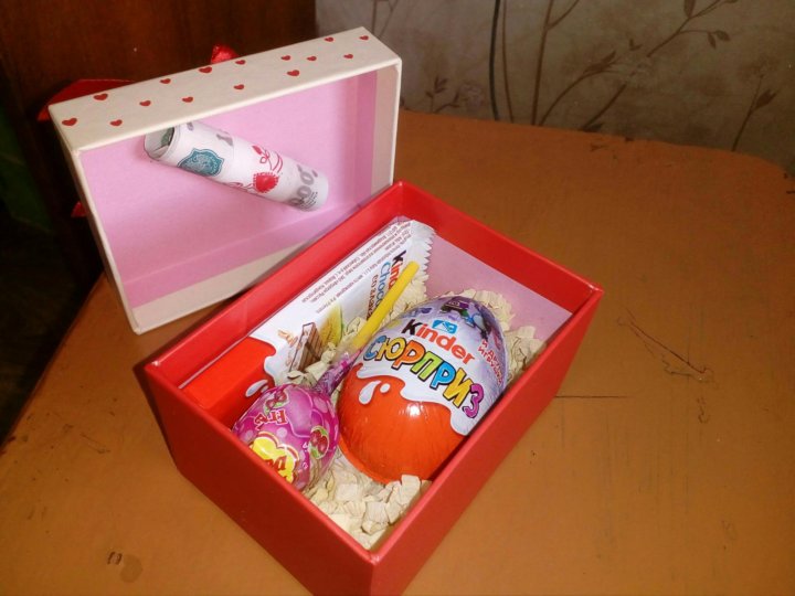 На рождения ребенка дарить деньги. Подарок коробка с сюрпризом. Интересные подарки на день рождения. Коробка со сладостями. Коробка со сладостями в подарок.