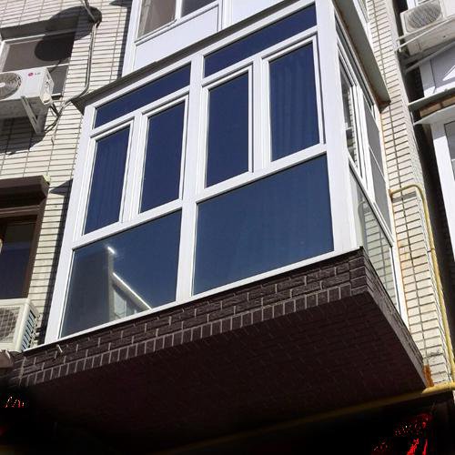 красивые пластиковые окна. балконная дверь алюминиевый профиль. французское остекление балкона рехау. пластиковое окно. остекленный балкон.