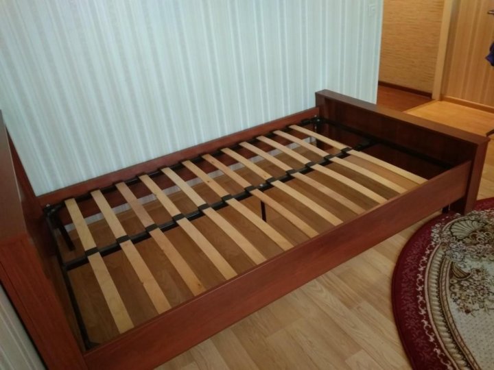 Какая кровать полуторка. Кровать полуторка. Кровать полуторка с матрасом. Кровать полуторка длинная. Двойной комплект полуторная кровать.
