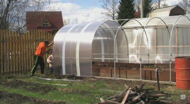 Торец теплицы. Разобрать теплицу из поликарбоната. Теплица "арочная". Монтаж теплицы из поликарбоната. Сборка теплицы из поликарбоната 3х6 своими руками.