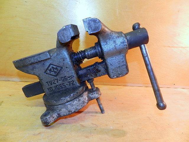 Маленькие старые тески ленинград. Тиски советские тс 80. Тиски ленинград 80мм. Тиски ленинград. Тиски поворотные "ленинград".