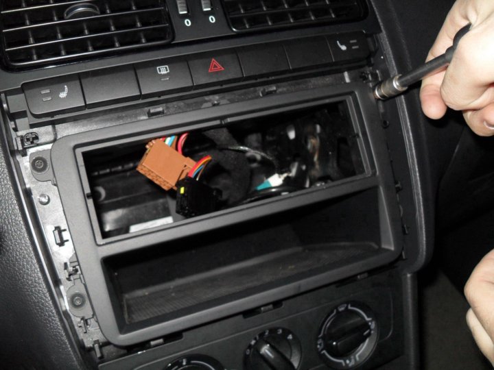 Как снять крепление магнитолы Держатель магнитолы VW Polo - купить в Москве, цена 500 руб., продано 29 сентябр