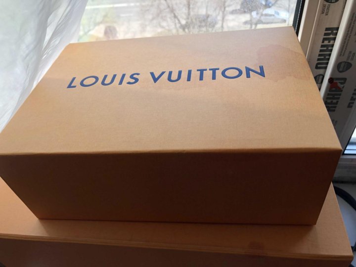 Коробки принимает. Коробка от Louis Vuitton. Коробка Louis Vuitton оригинал. Коробка от Луи Виттон. Коробка Луи Виттон обуви.