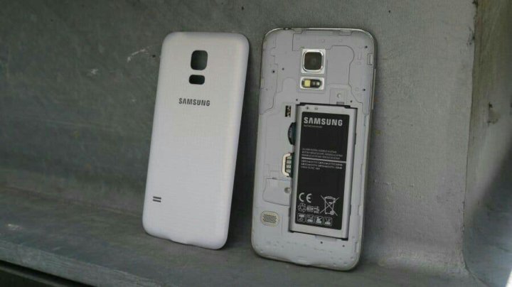 Samsung s5e купить. Галакси с5 мини белый. Самсунг s5 без крышки. Телефон самсунг галакси с5 белый выключенный. Старый самсунг галакси с5 фото.