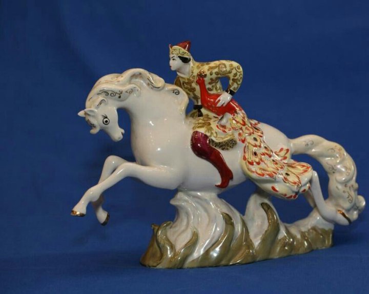 На коне статуэтка. Фарфоровая статуэтка принц на лошади.