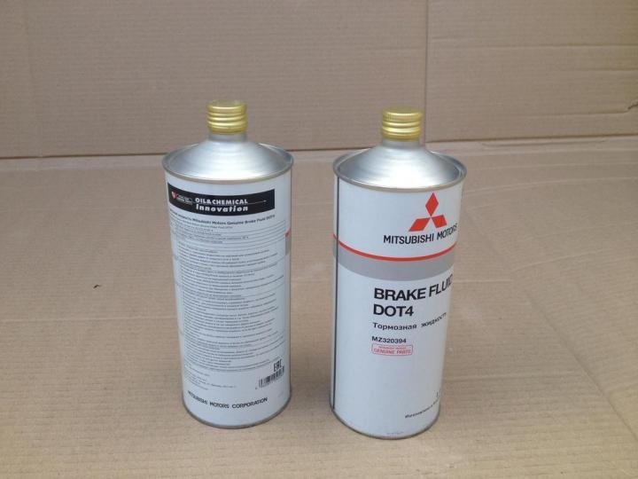 Mitsubishi жидкости. Mitsubishi mz320393 жидкость тормозная. Mz320394 тормозная жидкость Mitsubishi. Mitsubishi Brake Fluid 4 mz101244. Тормозная жидкость Mitsubishi Dot-4.