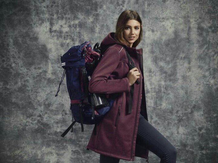 H2309 куртка. Женские куртки btn. Дутые куртки с ремнем женские. Сонник куртка женская. Смешной пуховик.