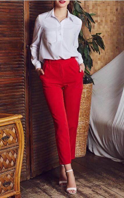 Красные брюки с белой рубашкой