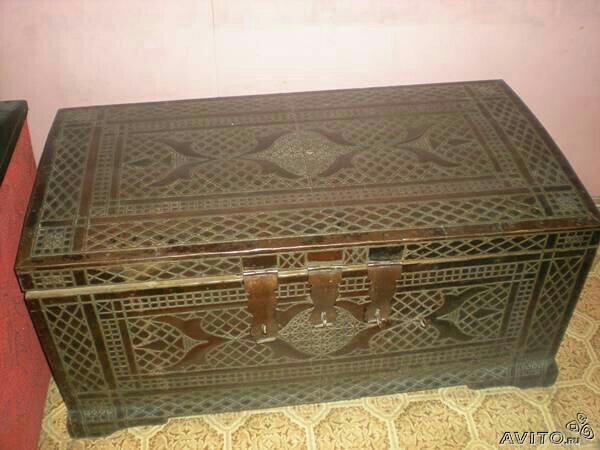 кованый сундук 19 века. старинный сундук обитый железом. сундук обитый железом. отреставрированный старинный сундук. сундук обитый железом.