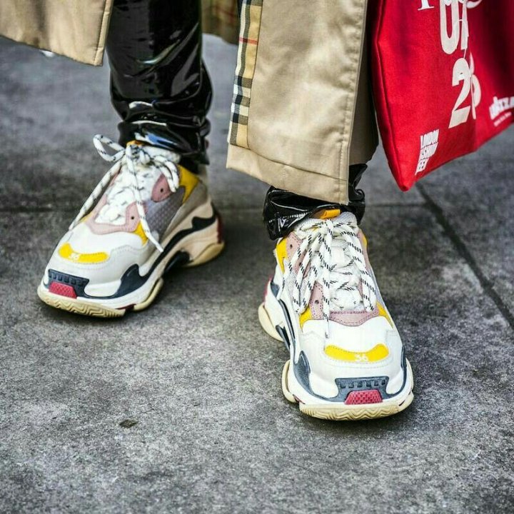 Луки с Balenciaga Triple s