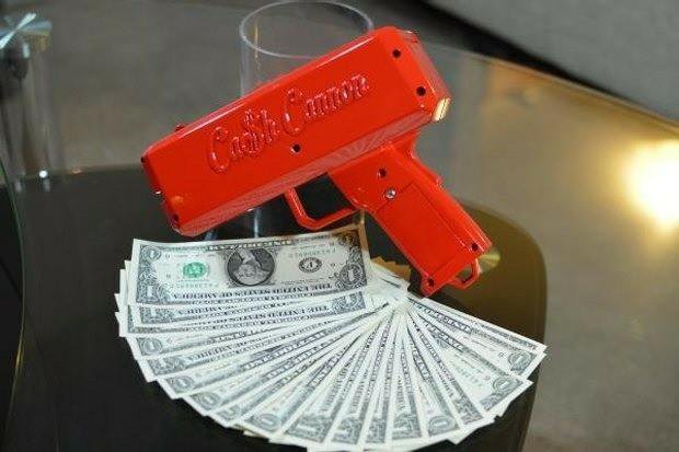 Перестрелка денег. Нигер с деньгами. Рэперы с деньгами. Патроны обои. Девушка с деньгами.