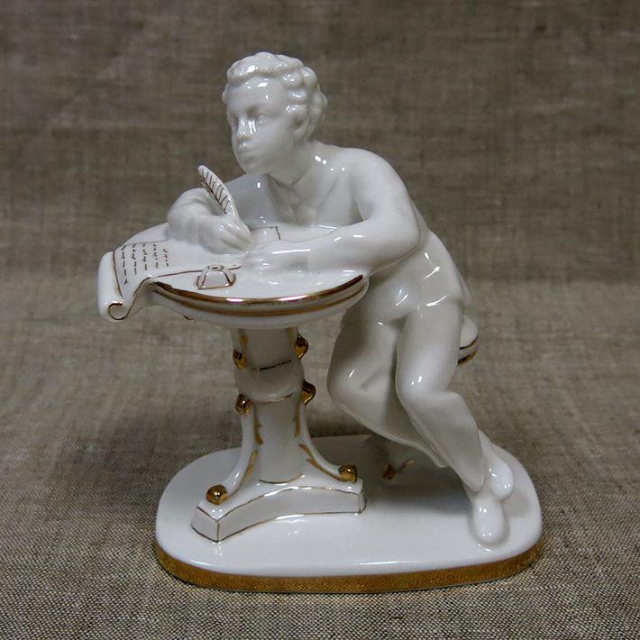 Статуэтка фарфоровая пушкин лфз. Фарфоровая статуэтка "юный пушкин за столом". Статуэтка пушкин за столом. Лфз пушкин за столом. Фигурка пушкин за столом.