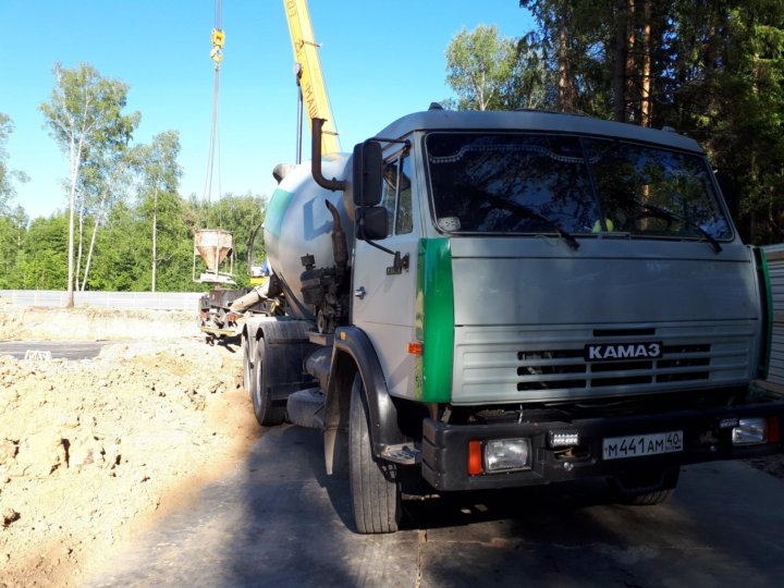 Везут бетон. Доставка бетона Обнинск. Бетон в Обнинске с доставкой цена за куб.