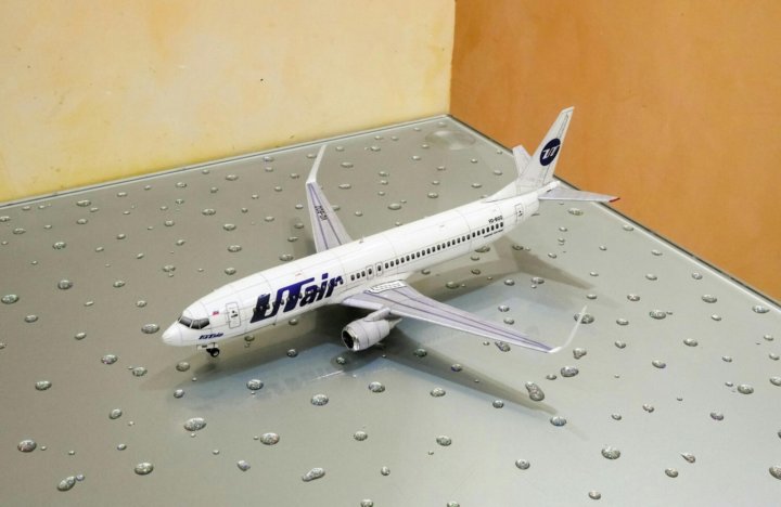 Эта модель самолета стала не только. Модель самолета Boeing 737-800 UTAIR. Модель самолета Боинг 737 800 ЮТЭЙР. Паперкрафт самолет Боинг. Boeing 737 Papercraft.