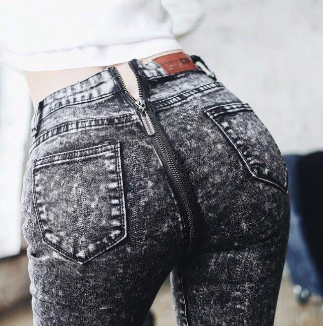 Новые джинсы с молнией сзади - купить в Перми, цена 500 руб.