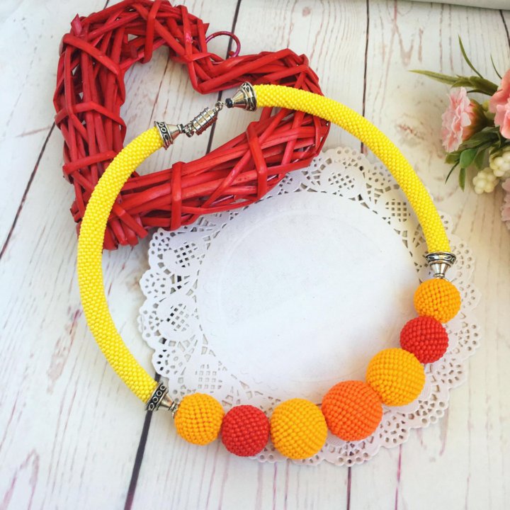 Плоский жгут из бисера. Морские товары. Жгут со стеклярусом. Бисерный жгут крючком лариат. Солнечный жгут.