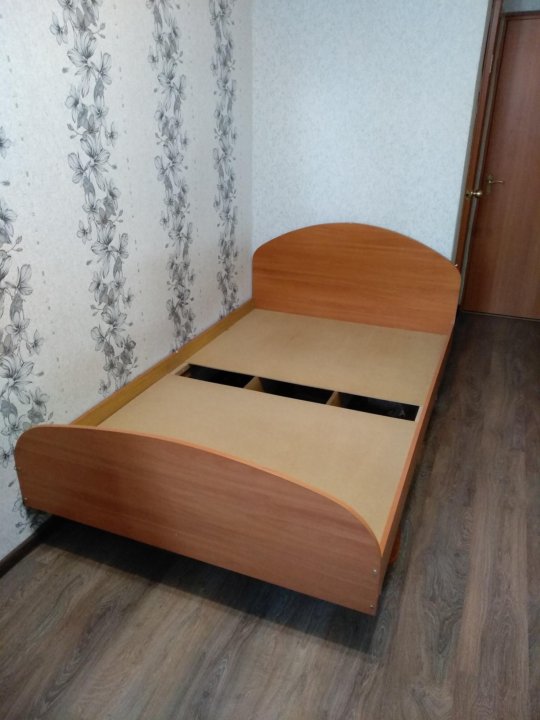Какая кровать полуторка. Кровать полуторка. Кровать полтора. Простая полуторная кровать. Красивые кровати полуторки.