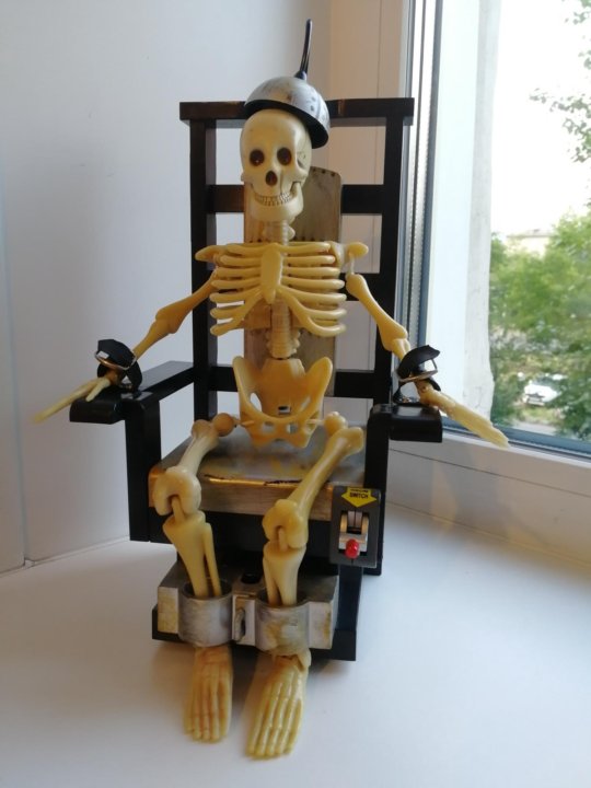 Скелет на электрическом стуле аниматроник.