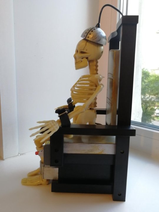 Скелет на электрическом стуле аниматроник. 