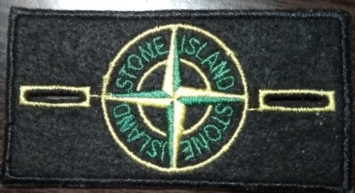 Что означает нашивка стон. Нашивка стон Айленд. Нашивка Stone Island. Шеврон Stone Island. Фиолетовая нашивка стон Айленд.