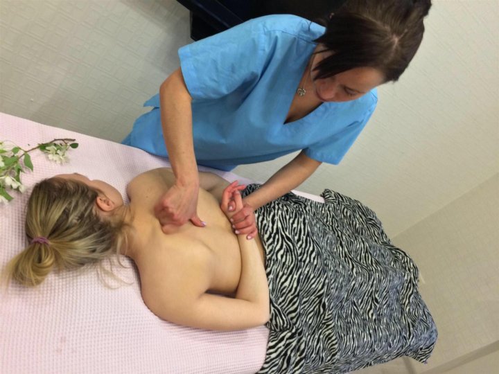 Dolly Schulmaedchen Toilette Massage