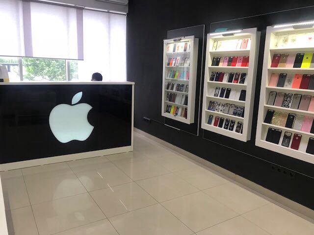 Магазин списанной техники apple за 0. Витрина Apple. Витрина Apple Store. Apple stor витрины. Витрина магазина эпл.