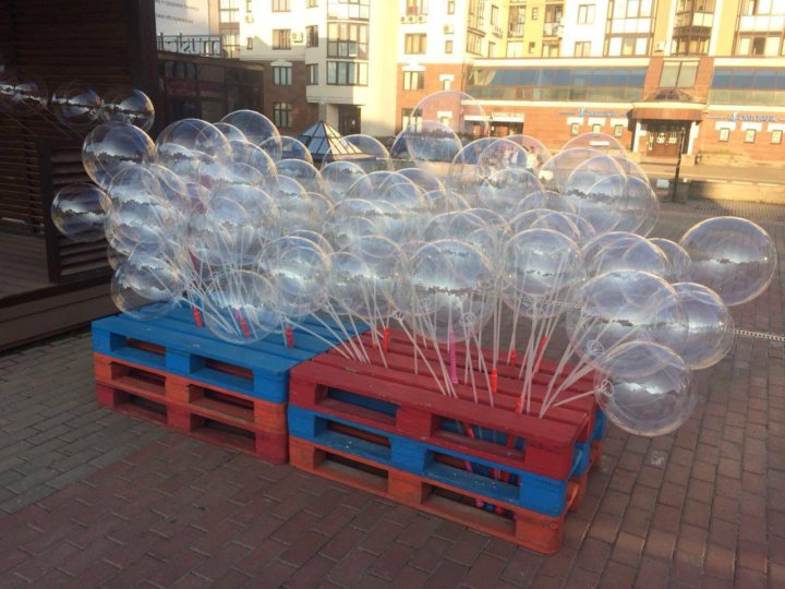 Шарики на улице. Можно ли продавать шарики. Продают шарики на улице. Воздушные шары на улице. Можно ли продавать шарики.