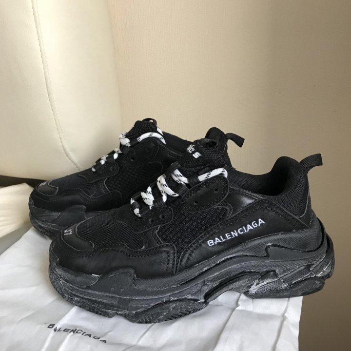 Оригинал черный. Balenciaga Triple Black. Balenciaga Triple s Black. Баленсиага кроссовки Triple s оригинал. Баленсиаги трипл с черные.