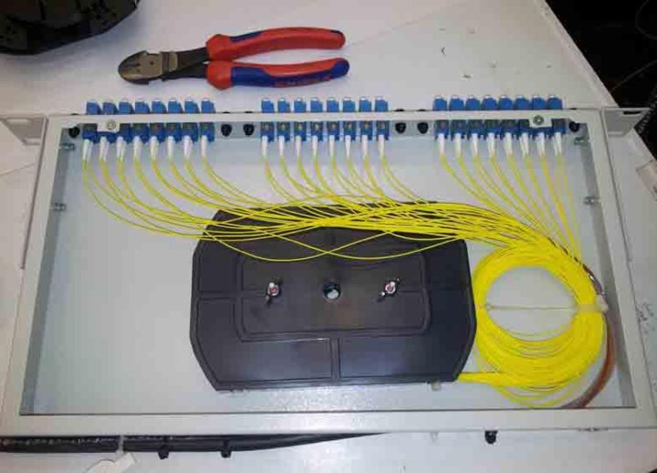 Укладка оптического кабеля. Разварка оптических волокон в муфте. Укладка оптического кабеля. Оптоволоконный кросс разварка. Разварка оптических волокон в муфте.