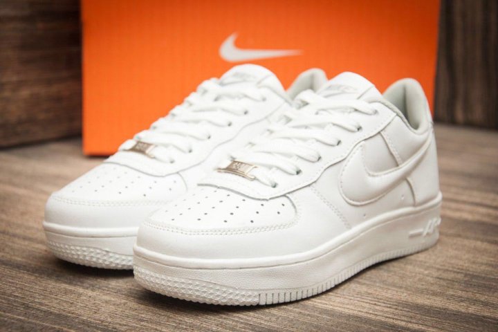 Nike белая подошва. Nike Air af1 82. Nike Air af1 82 белый. Кроссовки найк af1 женские. Nike Air Max af-1 82.