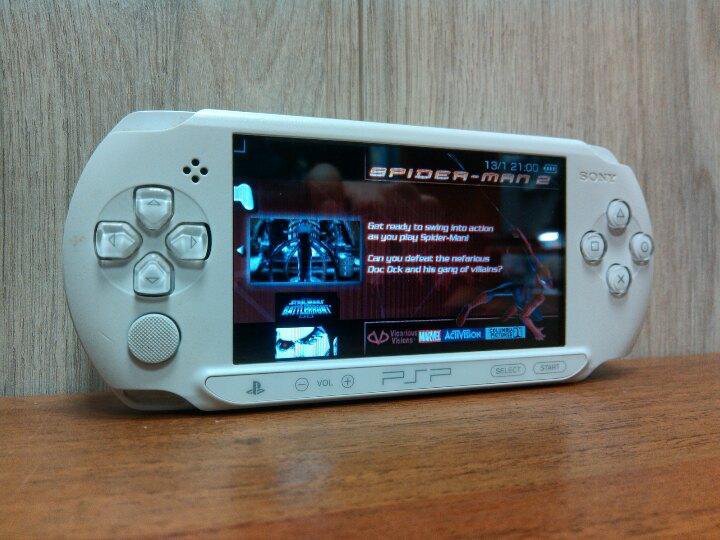 Psp поддержанная. Sony PLAYSTATION Portable e1008. ПСП е1008 белая. Original Sony PSP White e1008. PSP 1008 И 3008.