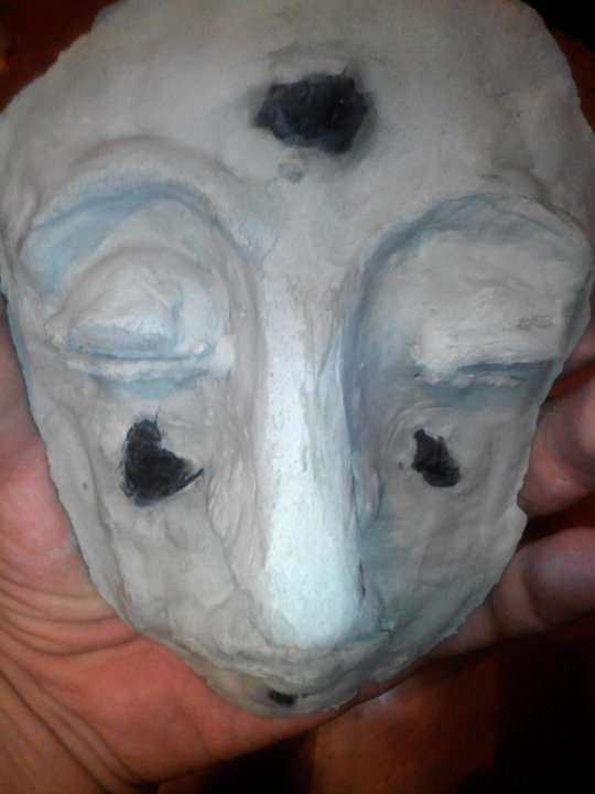 Маска из глины. Как сделать маску из глины. Маски из глины поделки. Глиняные маска настенная. Маска папье маше.