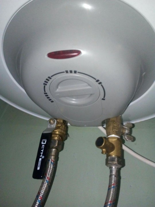 Мастер ремонтирует бойлер. Как снять водонагреватель со стены. Как снять водонагреватель со стены своими руками. Бойлер на пололок на 80 литров. Подводка полипропиленовых труб к водонагревателю.