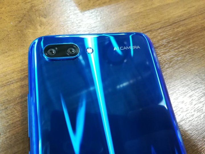Honor 10 синего. Хонор 10 мерцающий синий. honor 10 синий. honor 10 голубой. хонор телефон голубой мерцающий.