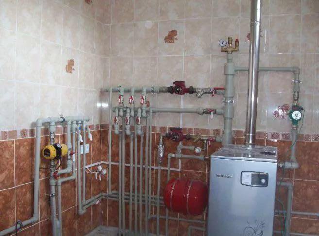 Обвязка напольного газового котла для отопления. Обвязка газового котла напольного в частном доме. Обвязка напольного котла. Обвязка котельной полипропиленом. Обвязка напольного газового котла.