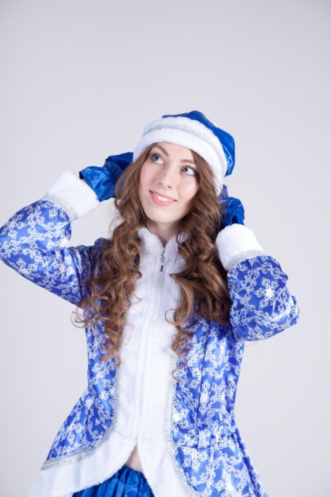 Милые снегурочки. Милые снегурочки. Красивая снегурочка. Снегурочка показывает. Девушка снегурочка.