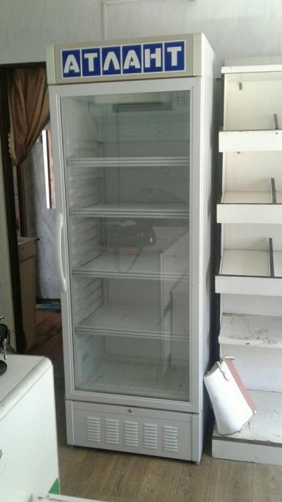 Витрины атлант. Атлант холодильник витринный шкаф +1 +4. Витринный холодильник Атлант. Атлант холодильник витрина вертикальная. Холодильник Атлант витринный синий.