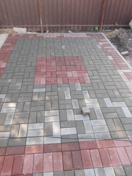 Рисунки укладки тротуарной плитки из красного и серого цвета фото
