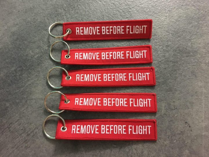 Use before flight. Remove before Flight брелок. Ремув Бефор Флайт брелоки. Remove before Flight на самолете. Remove before Flight куртка.