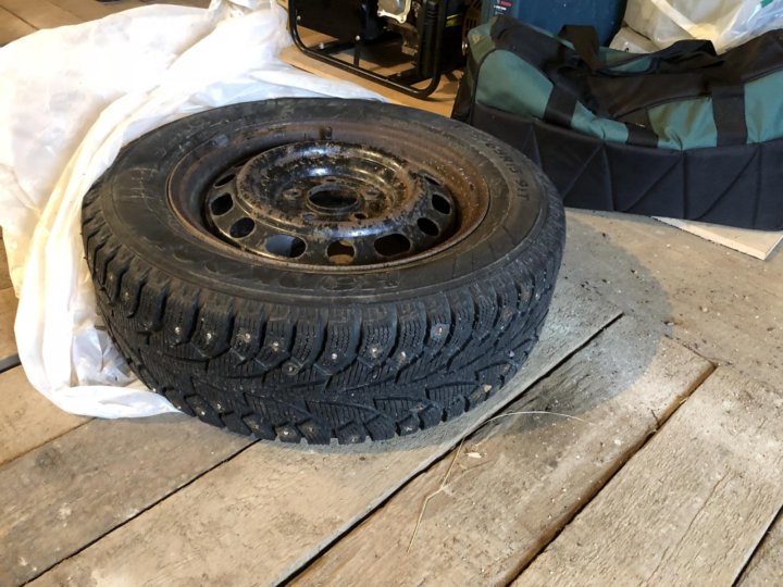 195 r15 зимние шины hankook. Резина Ровно с диском. Продается 4 колеса.