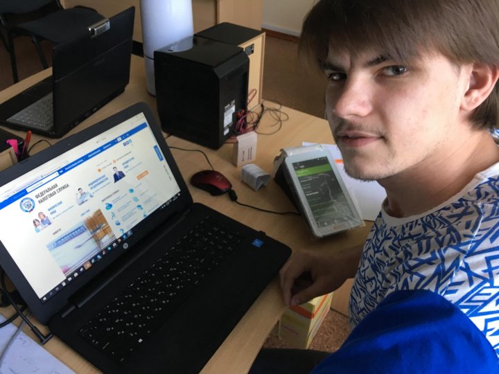 Обычный мужчина в офисе. Услуги по сопровождению компьютерных систем. Частный эксперт картинки. Компьютерный мастер. Частные специалисты москва.