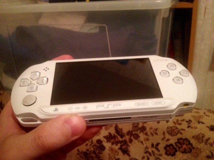 Psp поддержанная. PSP Street белая. PSP New 2021. PSP последняя модель. Приставка белая.