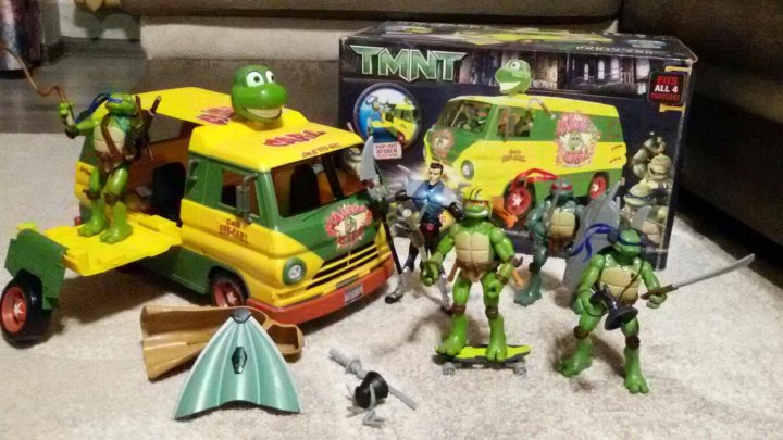 paketom igrushki mashina i cherepashki