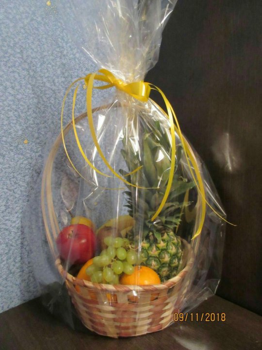 Упаковать фрукты в прозрачную пленку. Корзина с мандаринами. Упаковать фрукты в прозрачную пленку. Корзина с фруктами в упаковке прозрачной. Упаковать фрукты в прозрачную пленку.