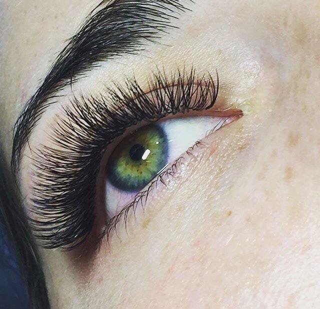 @lux_lashes_azn инстаграм. ламинирование ресниц благовещенск. наращивание ресниц 700 рублей. наращивание ресниц благовещенск. ресницы с желтыми вставками.