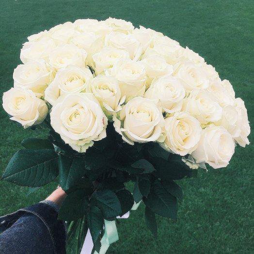 Белые розы в руках. Букет белых роз в руках. Девушка с белыми розами. Букет белых роз в руках мужчины. Парень с букетом из белых роз.