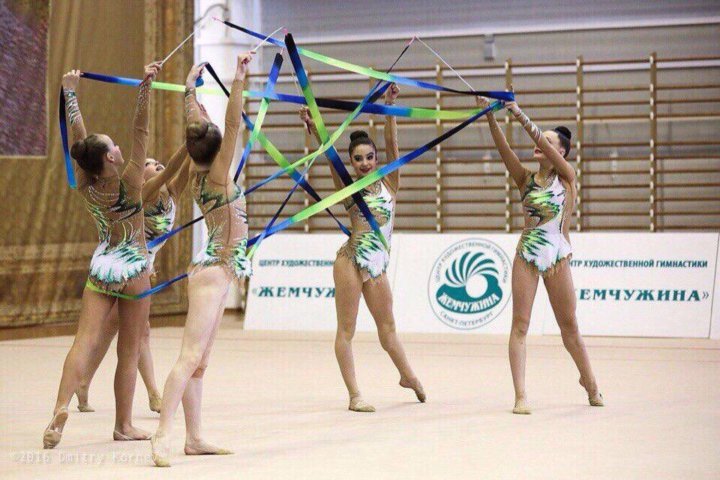 Жемчужины петербурга художественная гимнастика. ЦХГ Жемчужина СПБ. Жемчужина центр художественной гимнастики СПБ. Жемчужина гимнастика СПБ. Групповое с лентой.